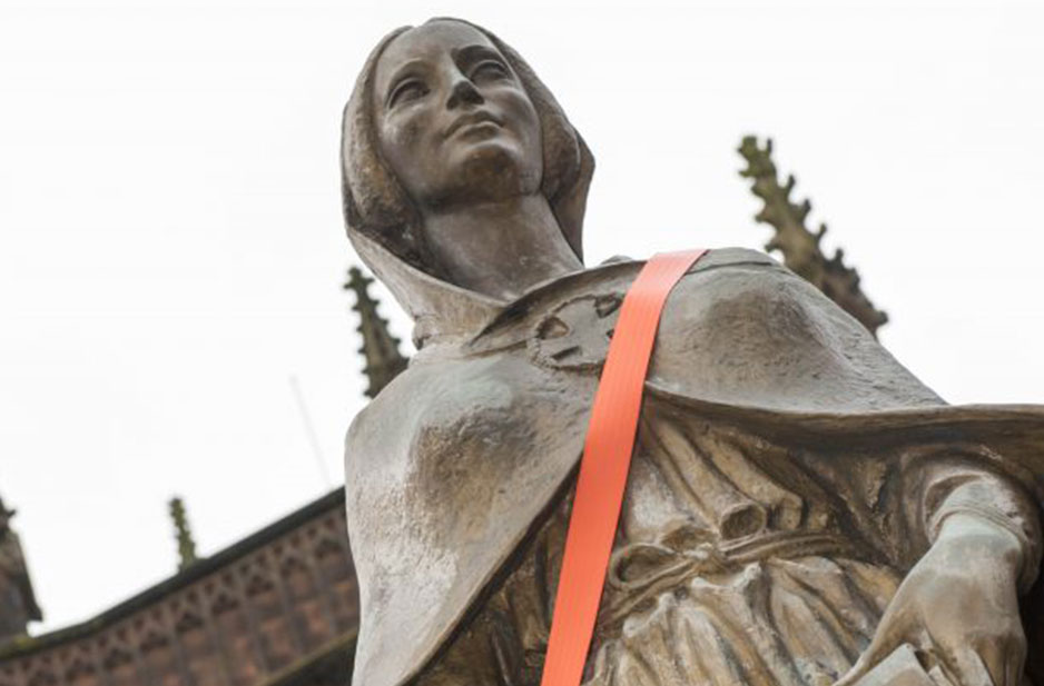 Iconic statues show their support for #OrangeWolves