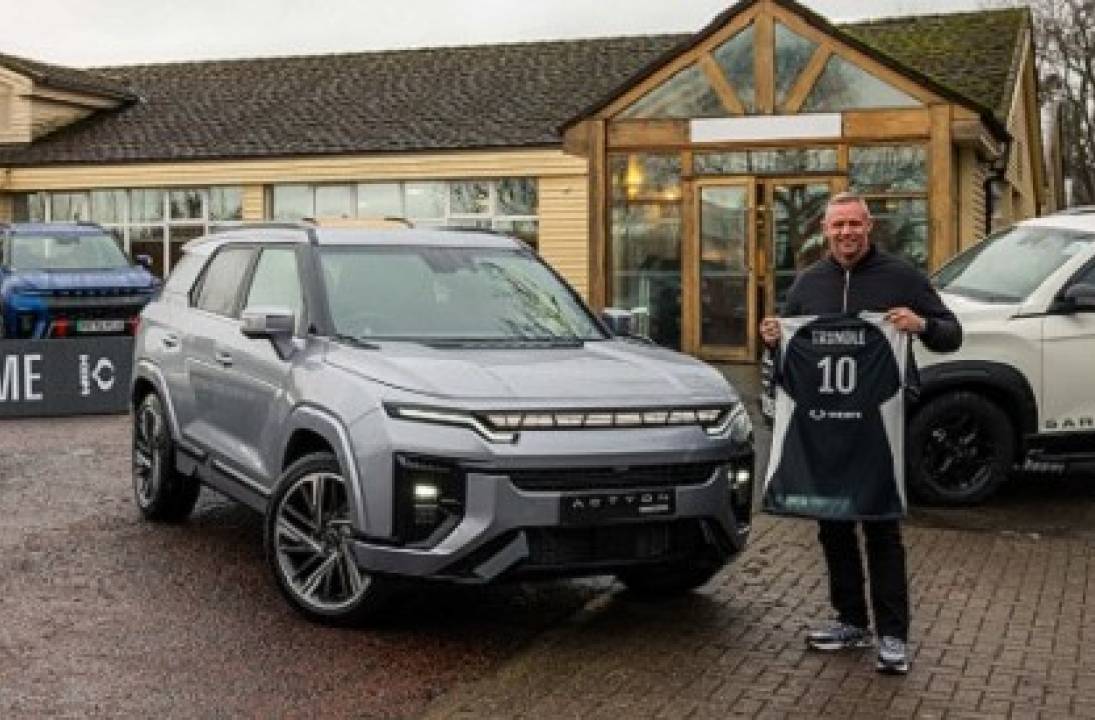 Football cult hero Lee Trundle completes deadline-day move to KGM Motors UK as brand ambassador